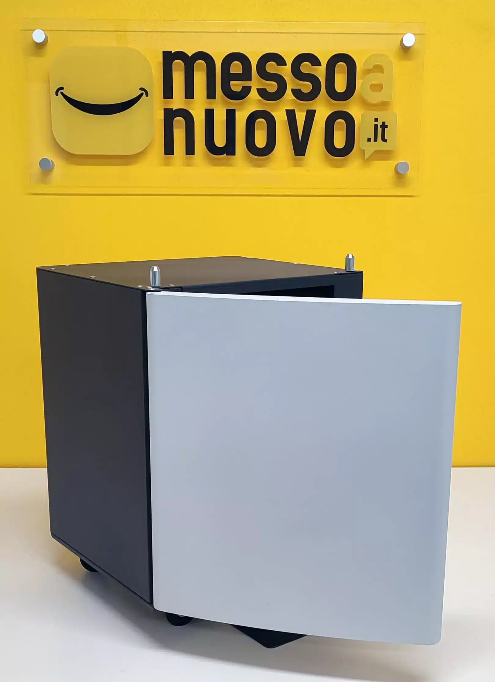 Cassetto Portaoggetti e Risme Lexmark XM1140 - facile accesso e stoccaggio delle risorse di stampa con ruote per un facile trasporto Cassetto Portaoggetti e Risme Lexmark XM1140 - facile accesso e stoccaggio delle risorse di stampa con ruote per un facile trasporto